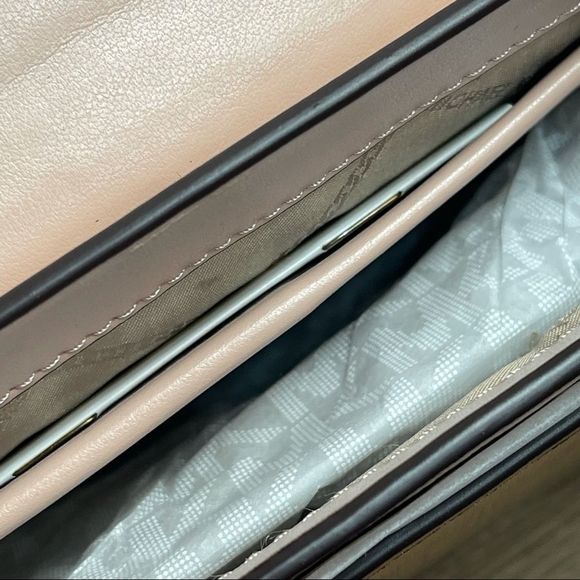 MICHAEL Michael Kors
Medium Grace Metallic Rose Gold Leather Envelope Cl… - Picture 3 of 11